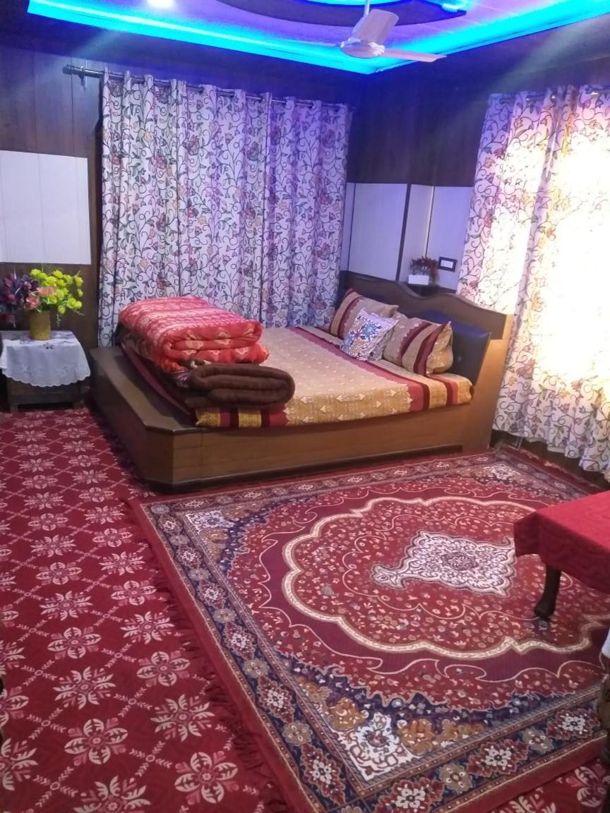 Wani Guest House Gulmarg Bagian luar foto