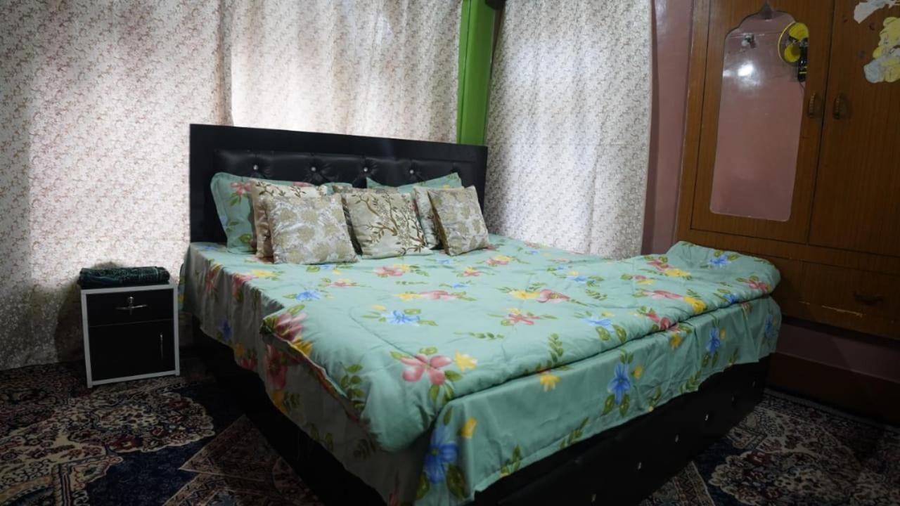 Wani Guest House Gulmarg Bagian luar foto